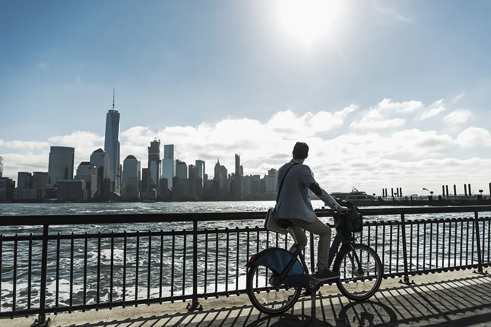 This image has an empty alt attribute; its file name is bicycle-new-york.webp